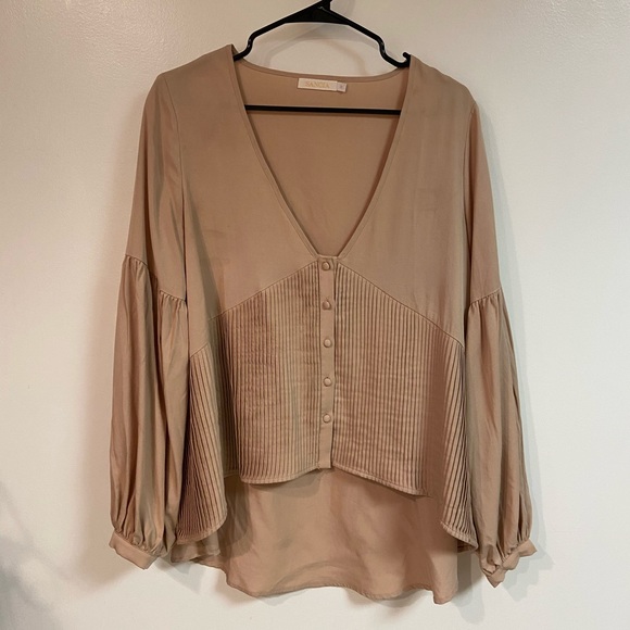 Detailed tan blouse - Picture 1 of 3